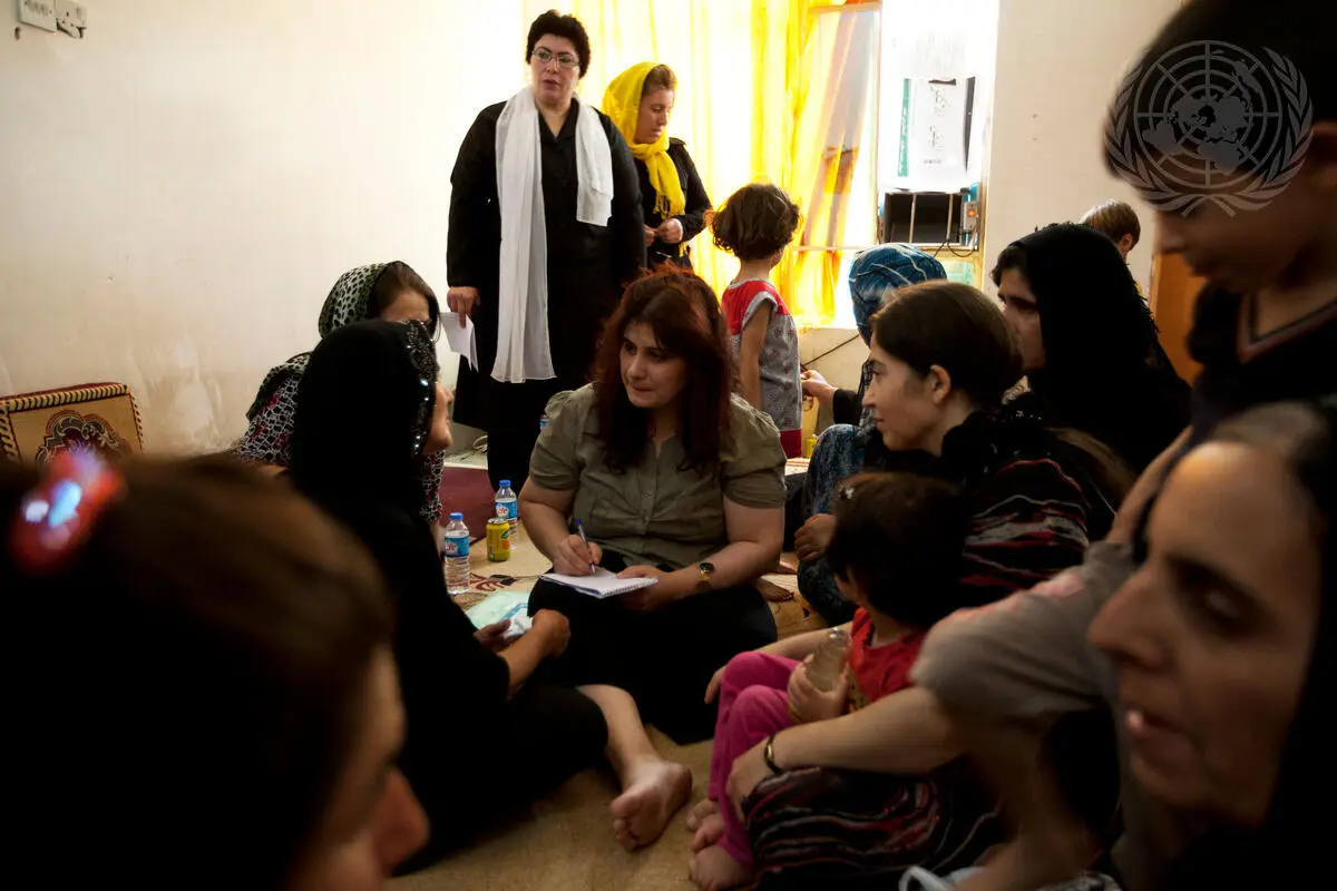 An officer of the Public Aid Organization (PAO), working under the Office of the High Commissioner for Refugees (UNHCR), talks to Internally Displaced Persons (IDPs) in Baharke. Photo: UN Photo/Bikem Ekberzade