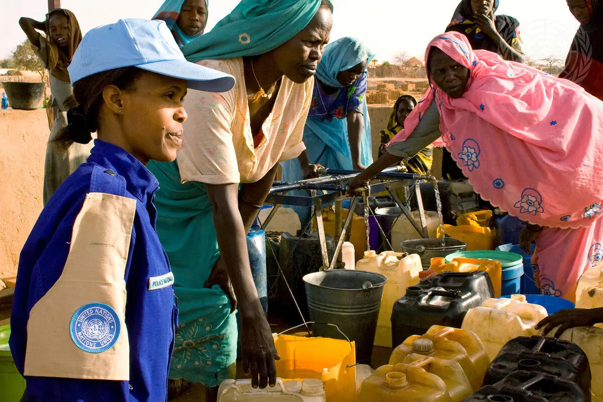 A UN peacekeeper speaks with women refugees at Farchana Camp in Chad. Photo: UN Photo/Olivia Grey Pritchard