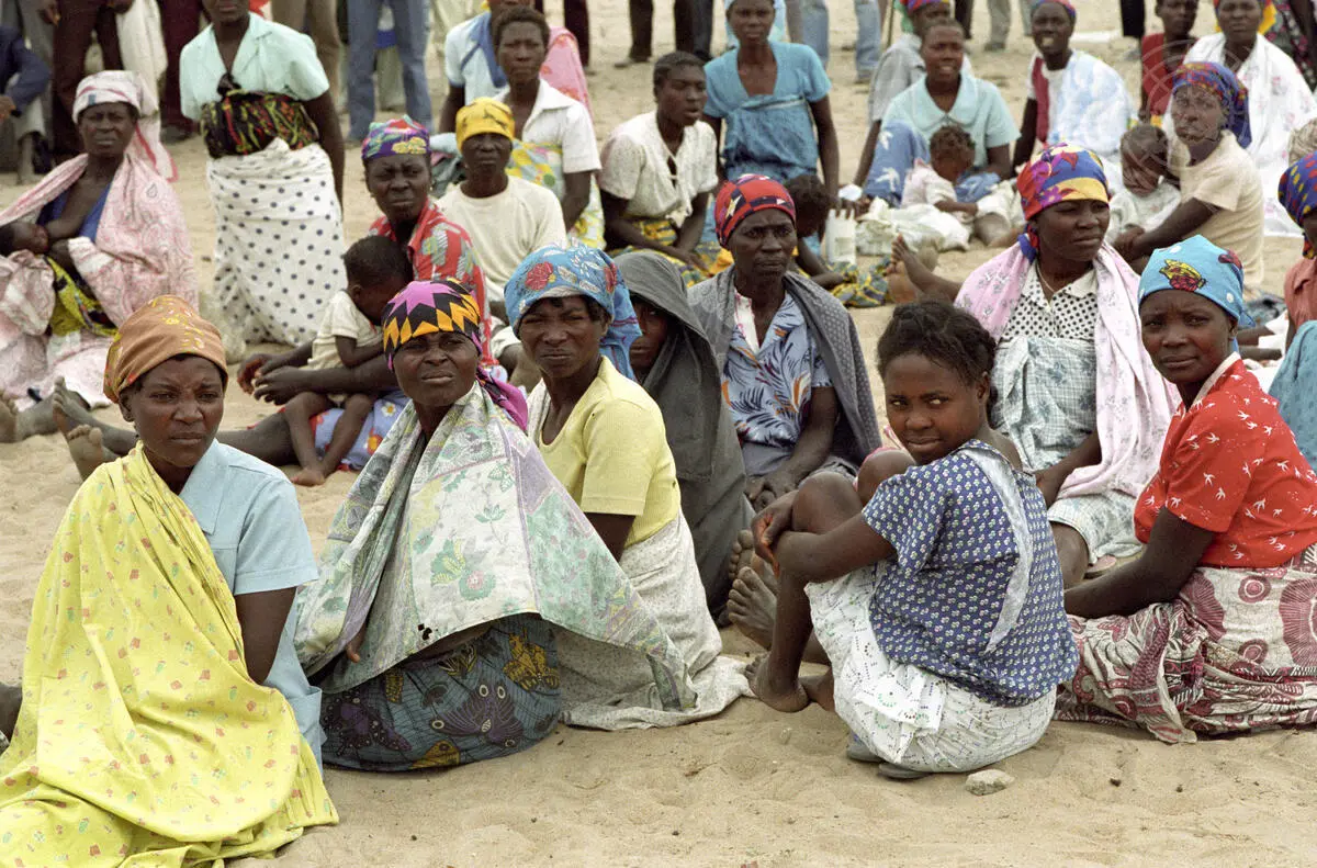 Women are waiting outside a polling station in Sumbe town, to cast their votes during Angola’s first national elections. Photo: UN Photo/Milton Grant